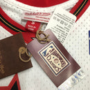 Regata 76ers Retrô Mitchell & Ness 1997/1998 Allen Iverson Branca