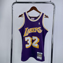 Regata Lakers Retrô Mitchell & Ness 1984/1985 Magic Johnson Roxa