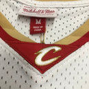 Regata NBA Cleveland Retrô Mitchell & Ness 2003/2004 LeBron James Branca