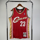 Regata NBA Cleveland Retrô Mitchell & Ness 2003/2004 LeBron James Vermelha