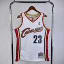 Regata NBA Cleveland Retrô Mitchell & Ness 2003/2004 LeBron James Branca