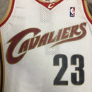 Regata NBA Cleveland Retrô Mitchell & Ness 2003/2004 LeBron James Branca