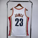 Regata NBA Cleveland Retrô Mitchell & Ness 2003/2004 LeBron James Branca