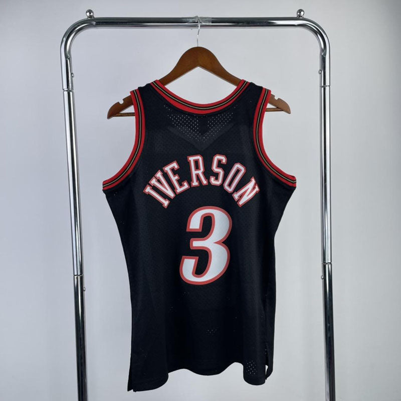 Regata 76ers Retrô Mitchell & Ness 1997/1998 Allen Iverson Preta